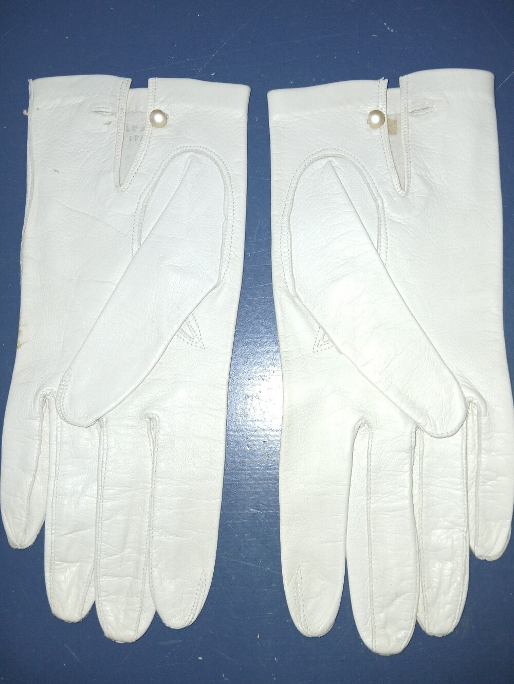 Classic White Leather Driving Gloves with Pearl Snap